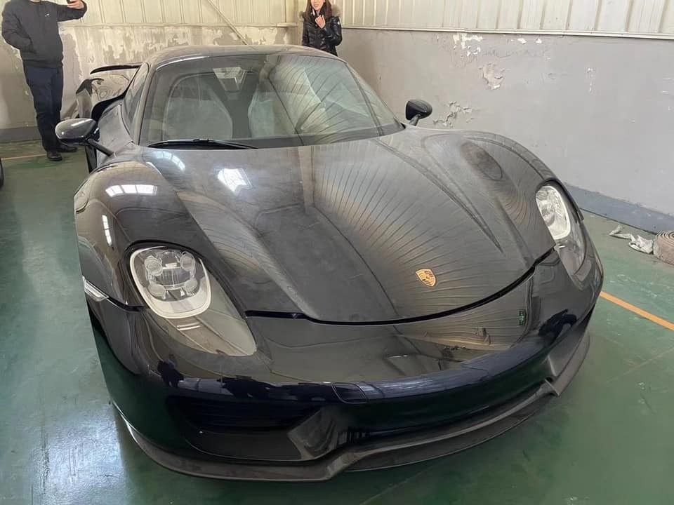 Nối gót theo cặp xe Koenigsegg, chiếc Porsche 918 Spyder này cũng là hàng lậu chờ ngày thanh lý