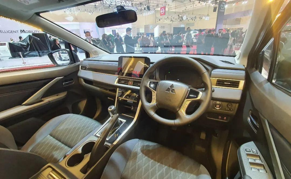 Nội thất của Mitsubishi Xpander Cross 2023 bản tiêu chuẩn