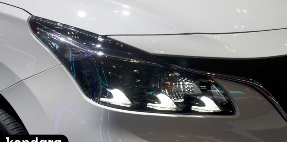 Đèn pha LED tích hợp 3 dải đèn LED định vị ban ngày của Suzuki Baleno 2022