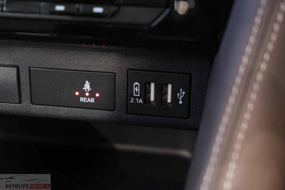 2 cổng USB phía trước của Toyota Vios Smart 2023