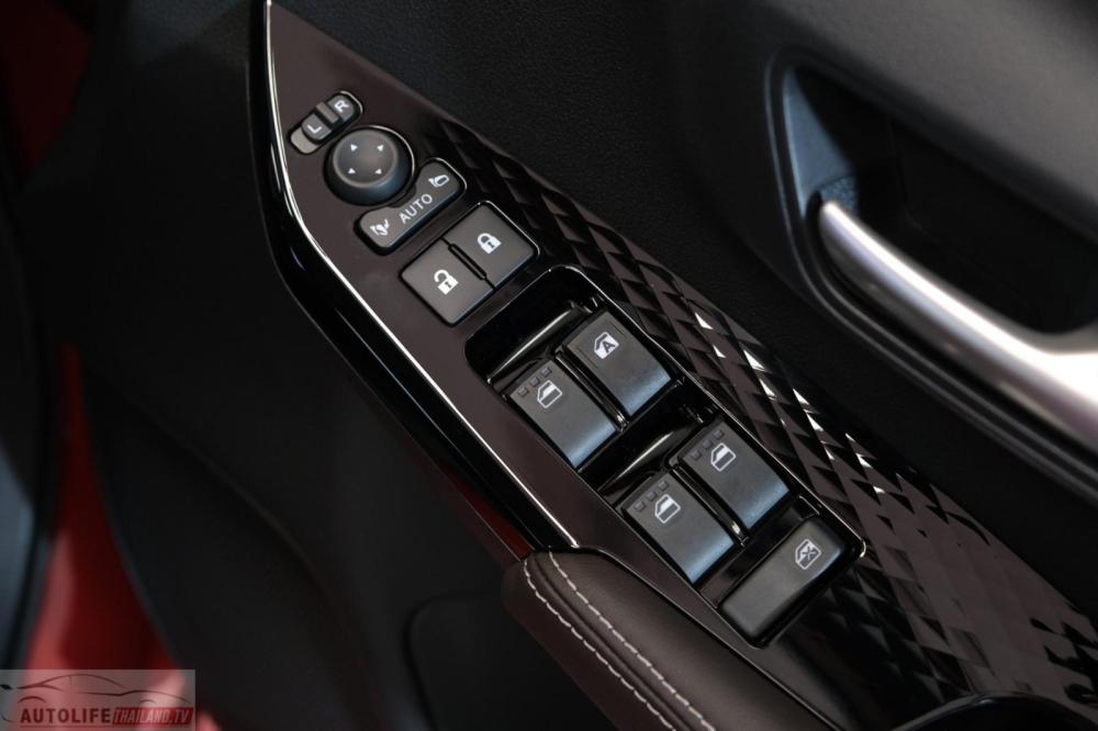 Các nút bấm trên tappi cửa của Toyota Vios Premium 2023 được sơn màu đen bóng và trang trí hình quả trám nên trông cao cấp hơn bản Smart