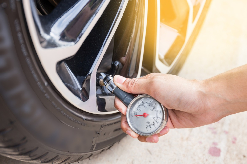 Dù là ô tô điện hay xe dùng động cơ đốt trong thì đều cần kiểm tra áp suất lốp thường xuyên