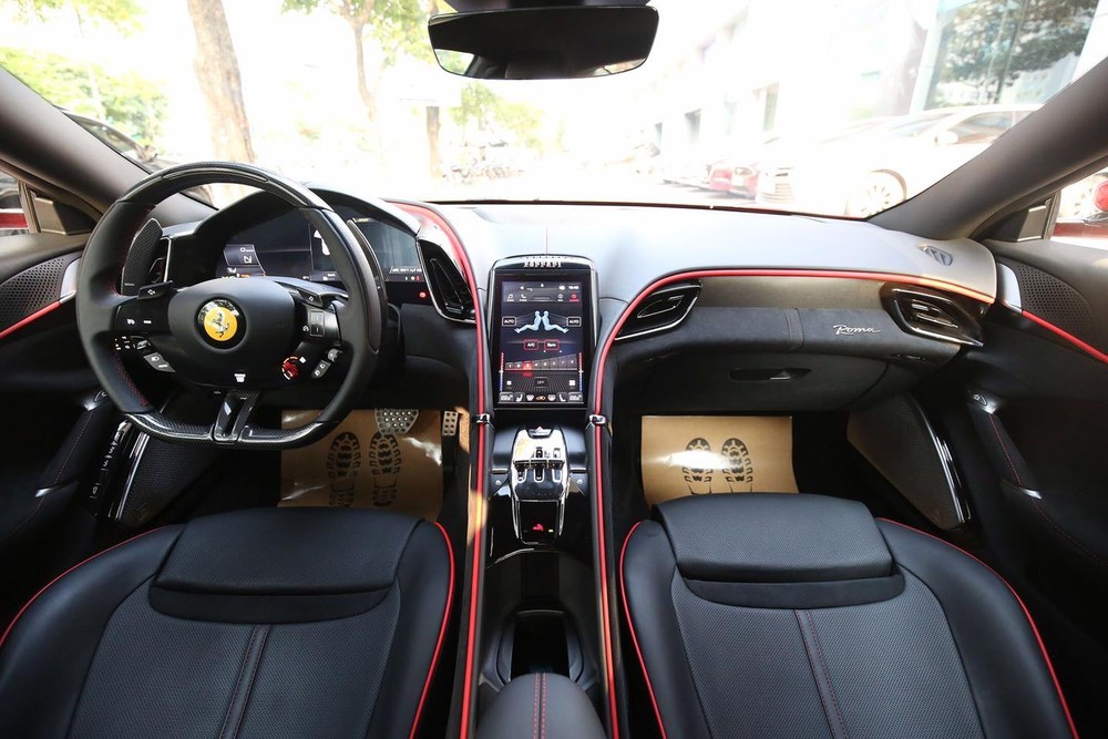 Còn đây là nội thất siêu xe Ferrari Roma trước khi được Chủ tịch Trung Nguyên mua về