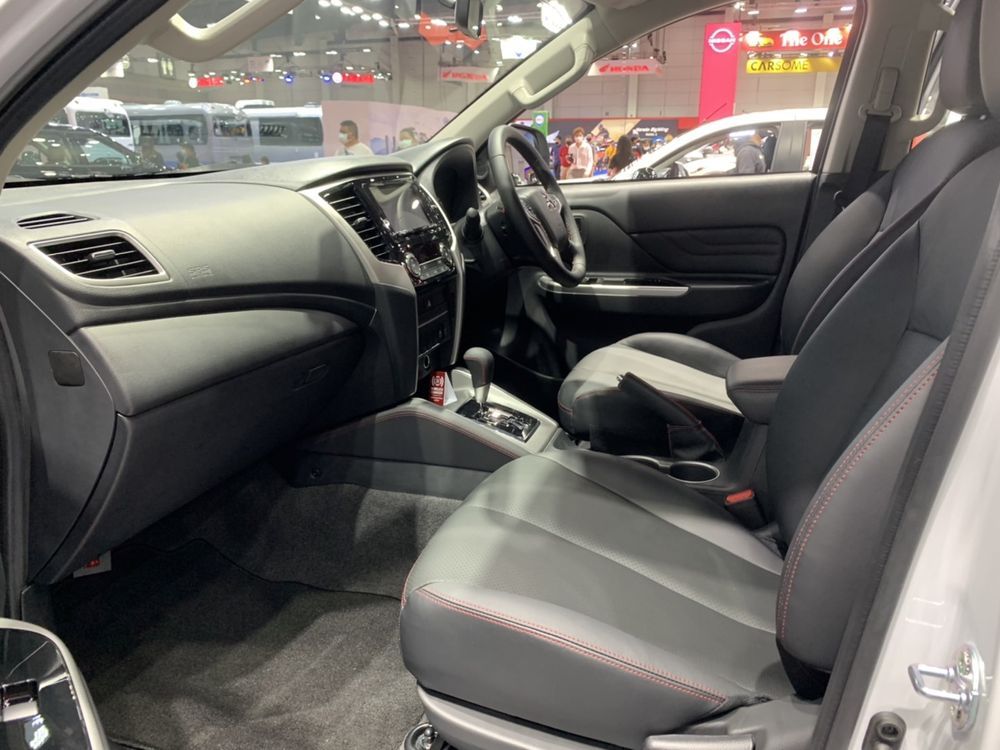 Nội thất của Mitsubishi Triton S-Limited Edition 2022 được bọc da màu đen với chỉ khâu đỏ Nội thất của Mitsubishi Triton S-Limited Edition 2022 được bọc da màu đen với chỉ khâu đỏ