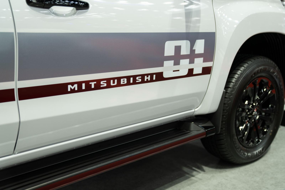 Bệ bước chân màu đỏ mới của Mitsubishi Triton S-Limited Edition 2022 Bệ bước chân màu đỏ mới của Mitsubishi Triton S-Limited Edition 2022