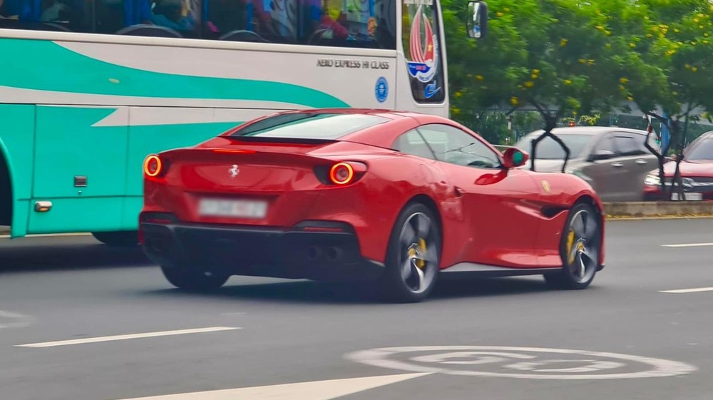 Siêu xe mui trần Ferrari Portofino M trên đường phố Sài thành