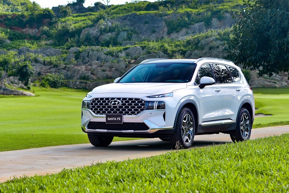 Ở thị trường xe cũ, xe Hàn không được đánh giá cao bằng xe Nhật. Do đó, Hyundai Santa Fe có phần lép vế so với Toyota Fortuner. Ở thị trường xe cũ, xe Hàn không được đánh giá cao bằng xe Nhật. Do đó, Hyundai Santa Fe có phần lép vế so với Toyota Fortuner.