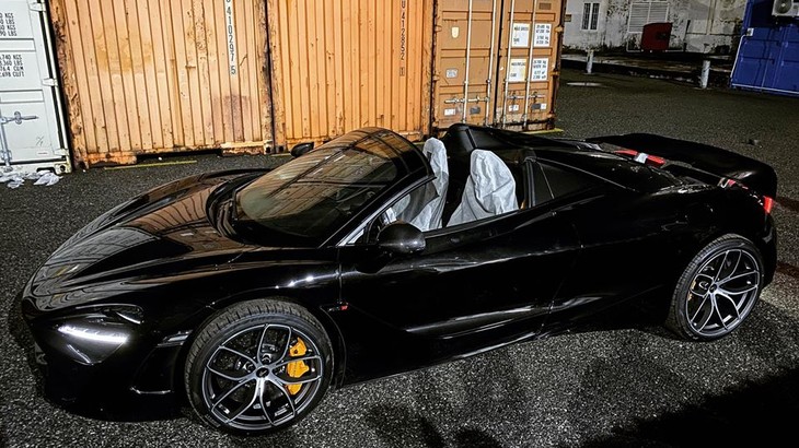 Cặp đôi siêu xe McLaren chính hãng đầu tiên về Việt Nam