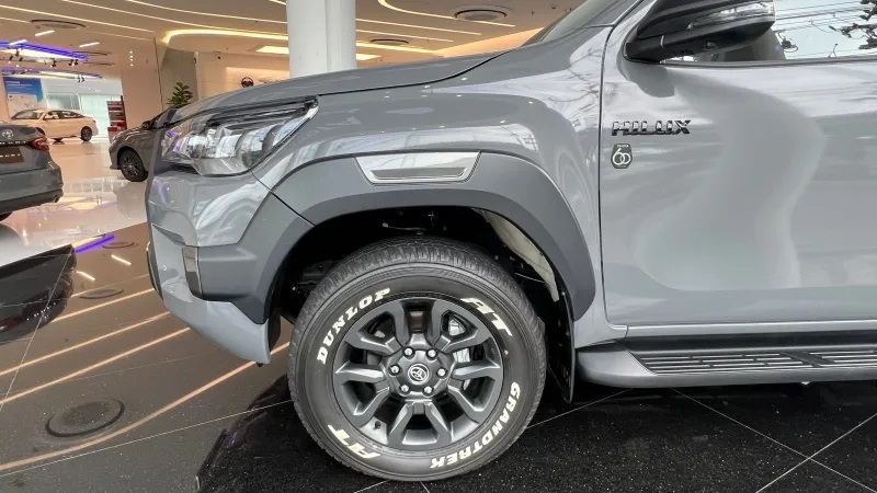 Logo Hilux màu đen của Toyota Hilux Revo-D Rocco 60th Anniversary trên cửa trước Logo Hilux màu đen của Toyota Hilux Revo-D Rocco 60th Anniversary trên cửa trước