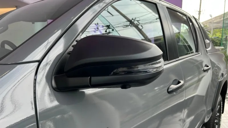 Ốp gương ngoại thất màu xám đậm của Toyota Hilux Revo-D Rocco 60th Anniversary Ốp gương ngoại thất màu xám đậm của Toyota Hilux Revo-D Rocco 60th Anniversary