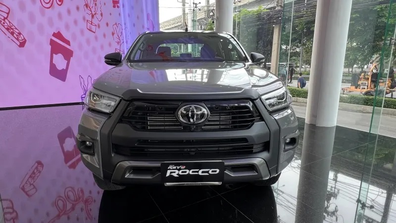 Toyota Hilux Revo-D Rocco 60th Anniversary nhìn từ phía trước Toyota Hilux Revo-D Rocco 60th Anniversary nhìn từ phía trước