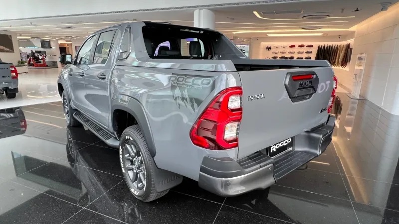 Mỗi showroom chính hãng chỉ có đúng 1 chiếc Toyota Hilux Revo-D Rocco 60th Anniversary màu xám xi-măng Mỗi showroom chính hãng chỉ có đúng 1 chiếc Toyota Hilux Revo-D Rocco 60th Anniversary màu xám xi-măng