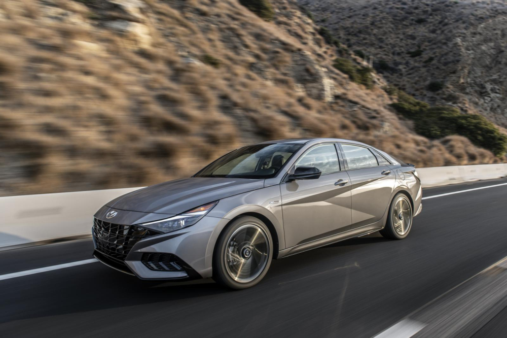 Logo trên vô lăng của Hyundai Elantra N 2022 có thể khiến người dùng bị thương khi túi khí nổ