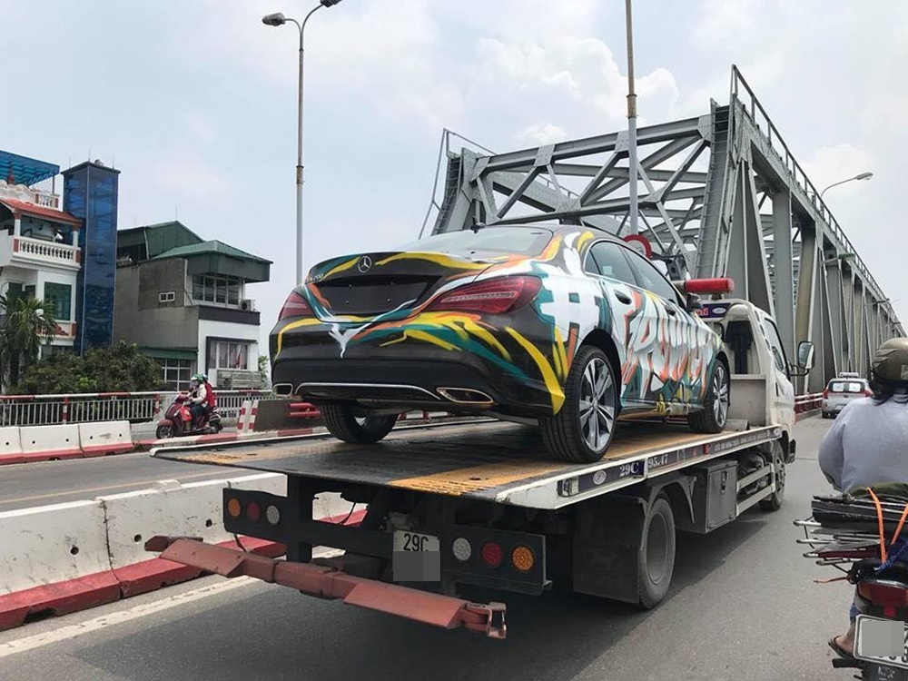Dán decal phủ kín toàn bộ xe sẽ bị xử phạt từ 600.000 - 800.000 đồng và bị từ chối đăng kiểm. Dán decal phủ kín toàn bộ xe sẽ bị xử phạt từ 600.000 - 800.000 đồng và bị từ chối đăng kiểm.