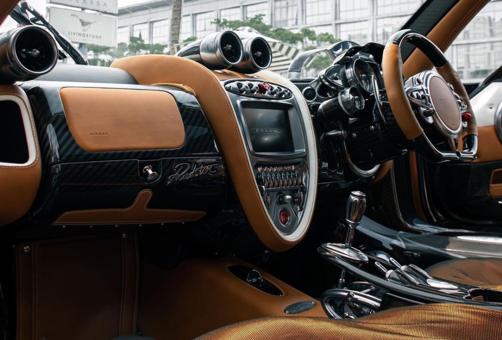 Thần gió Pagani Huayra mui trần của đại gia Indonesia