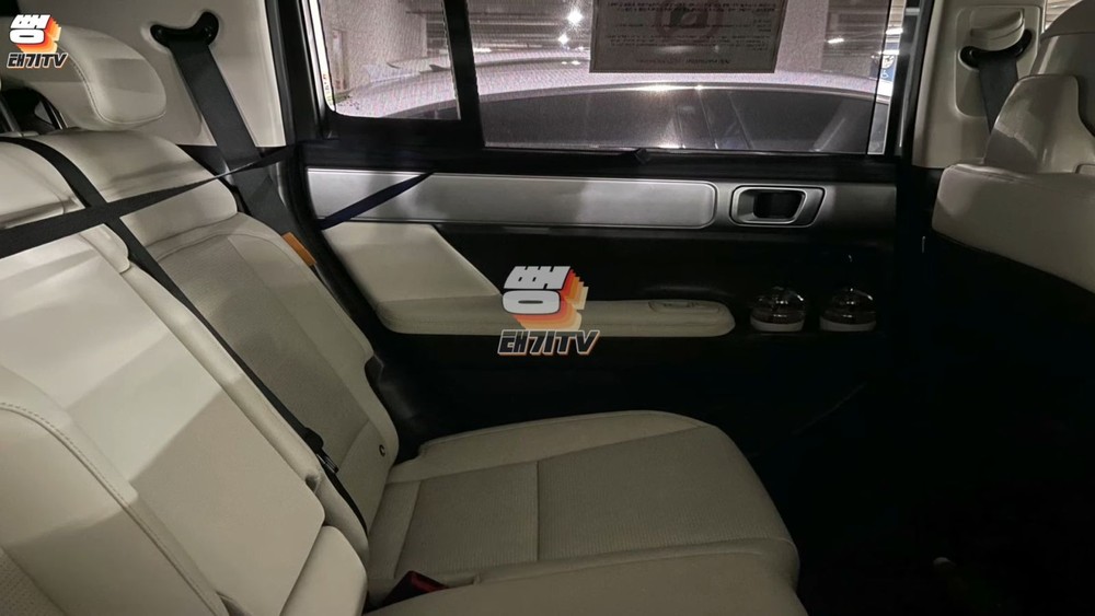 Hộc đựng cốc trên tappi cửa ở hàng ghế sau của Hyundai Santa Fe 2024 giống với Palisade Hộc đựng cốc trên tappi cửa ở hàng ghế sau của Hyundai Santa Fe 2024 giống với Palisade