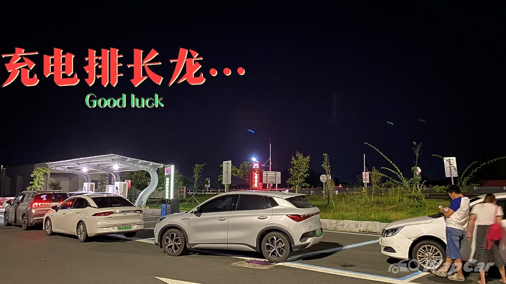 Người dùng ô tô điện xếp hàng chờ đến lượt mình sạc pin Người dùng ô tô điện xếp hàng chờ đến lượt mình sạc pin