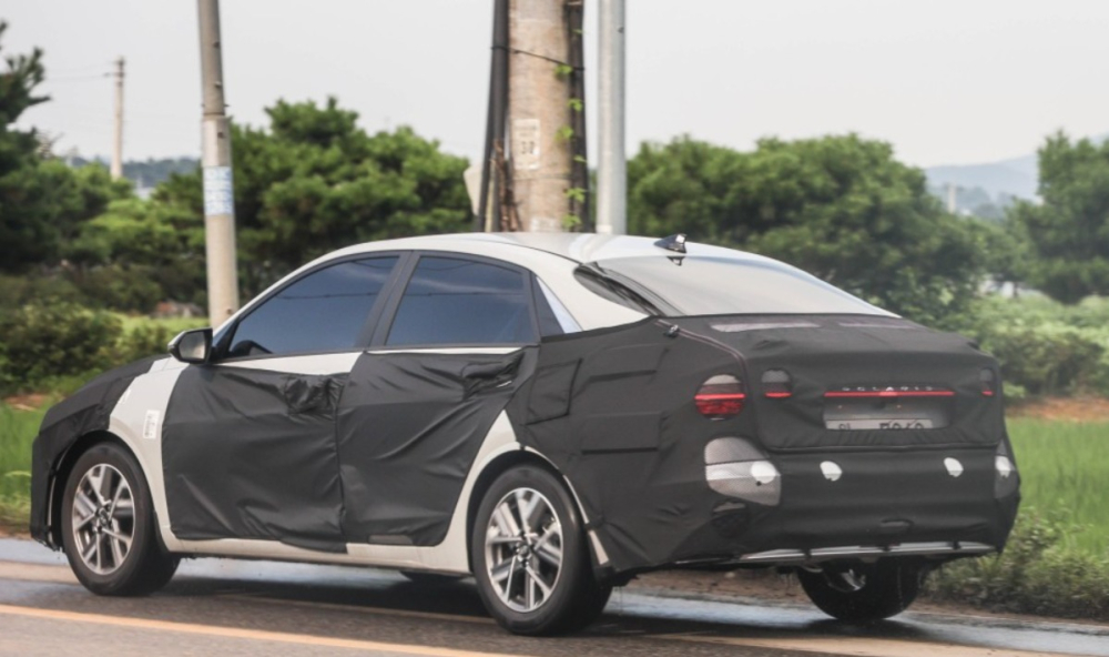 Có thể thấy rõ đèn hậu mới của Hyundai Accent 2023 qua hình ảnh này Có thể thấy rõ đèn hậu mới của Hyundai Accent 2023 qua hình ảnh này