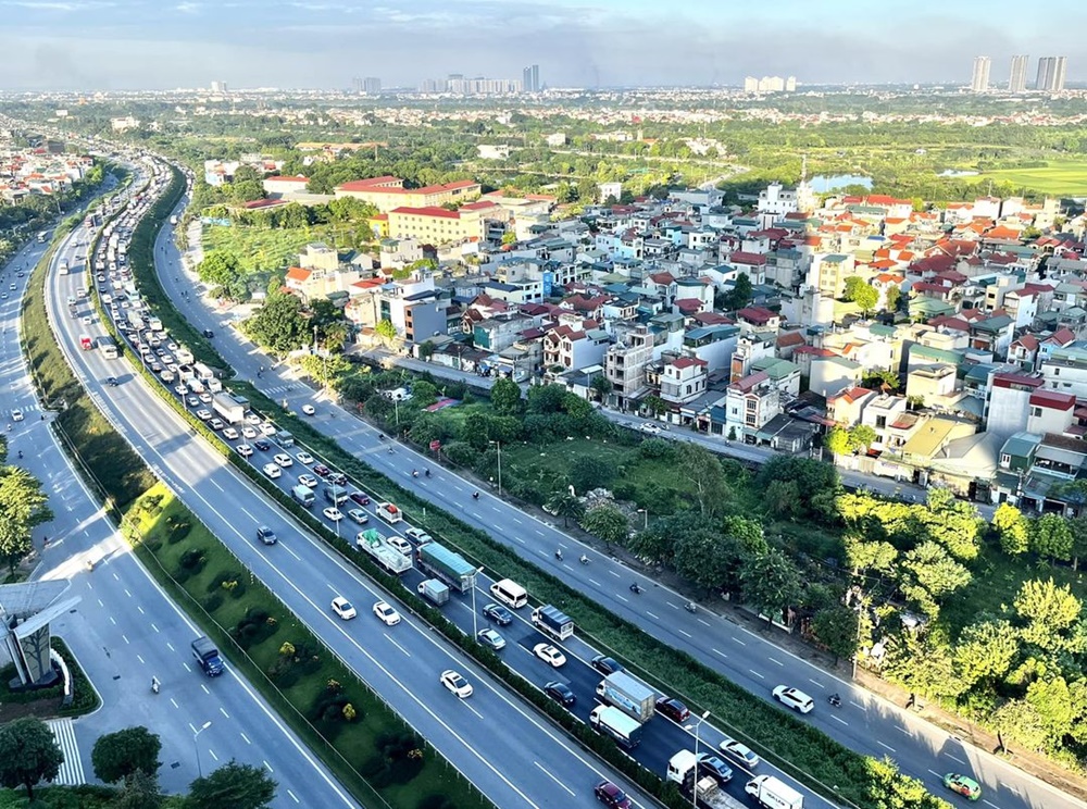 Tuyến đường cầu Thanh Trì - Vành đai 3 thường xuyên xảy ra ùn tắc, nhiều phương tiện đi vào làn đường khẩn cấp. Ảnh: OFFB. Tuyến đường cầu Thanh Trì - Vành đai 3 thường xuyên xảy ra ùn tắc, nhiều phương tiện đi vào làn đường khẩn cấp. Ảnh: OFFB.