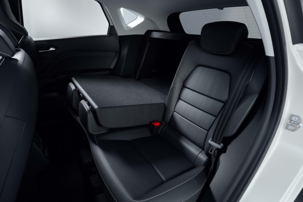 Hàng ghế sau của Mitsubishi Outlander Sport 2023 có thể gập và trượt lên/xuống