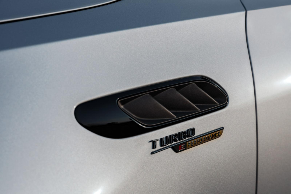 Khe gió và logo sau chắn bùn trước của Mercedes-AMG C63 S E Performance 2023