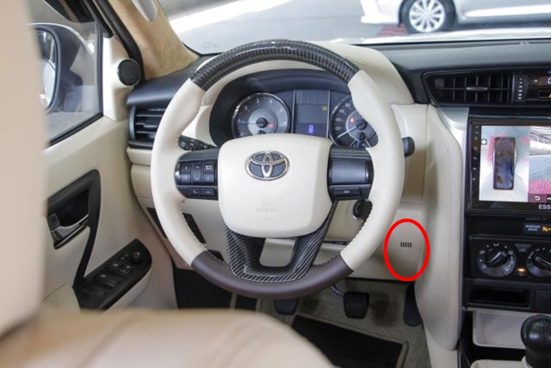 Khe nhỏ này là vị trí đặt cảm biến nhiệt độ bên trong xe.