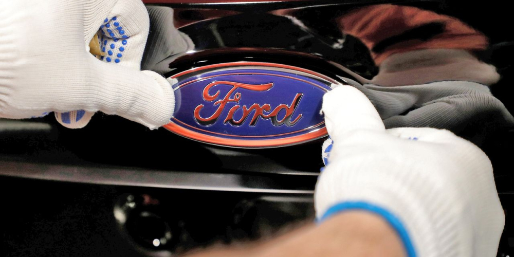 Ford không thể giao xe cho khách vì thiếu logo