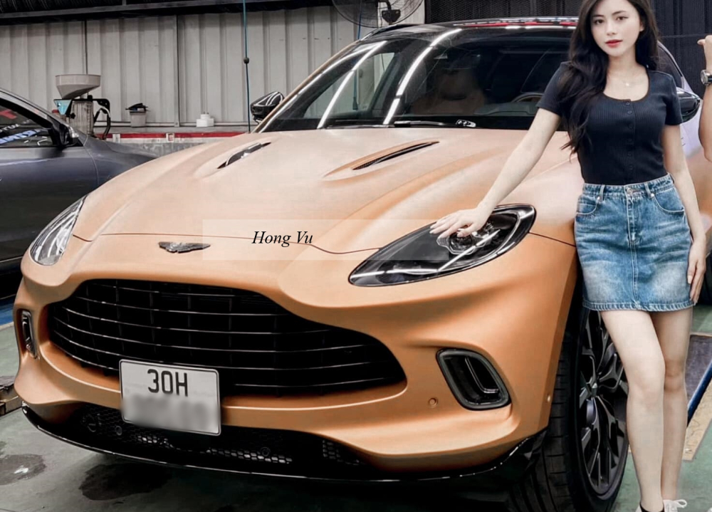 Aston Martin DBX màu độc âm thầm xuất hiện tại Việt Nam của cô gái ngành thẩm mỹ 
