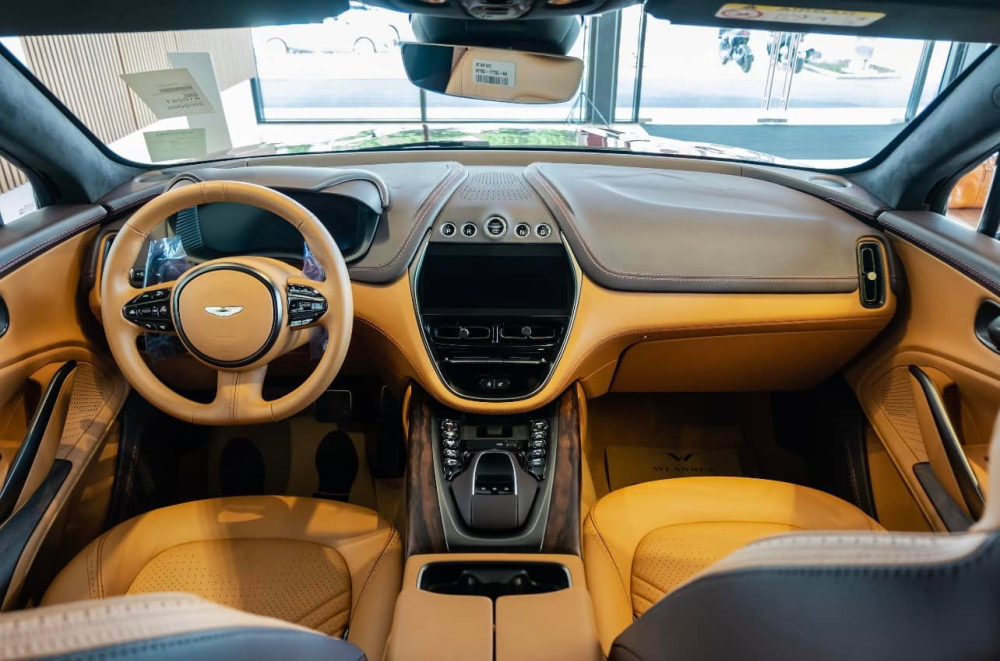 Bước vào bên trong khoang lái, nội thất của Aston Martin DBX được chế tác thủ công với ghế ngồi được bọc da nguyên tấm cùng các chi tiết kim loại, gỗ quý và đặc biệt là sợi lanh tổng hợp, vật liệu lần đầu tiên xuất hiện trong ngành công nghiệp ô tô. Xe trang bị màn hình thông tin TFT 12,3 inch cho người lái dễ dàng nắm bắt thông tin và màn hình giải trí TFT 10,25  inch tương thích Apple Carplay .