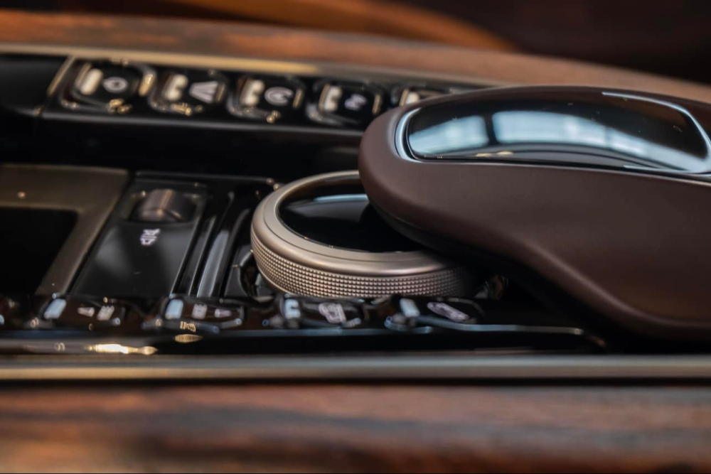 Aston Martin DBX được trang bị hệ thống treo khí nén 3 khoang tùy biến kết hợp với hệ thống kiểm soát chống lật điện 48volt (eARC) và các bộ giảm chấn điện tử thích ứng có khả năng thay đổi khoảng sáng gầm xe ấn tượng, giúp người lái có thể nâng gầm lên 45mm hoặc hạ thấp 50 mm.