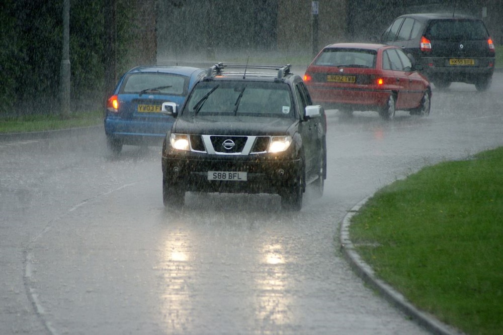 Trong mùa mưa, bạn càng nên thường xuyên rửa sạch ô tô hơn.