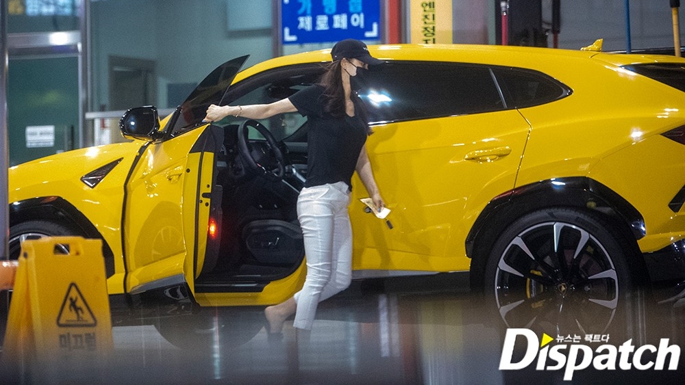 Nữ diễn viên từng bị bắt gặp cầm lái xe Lamborghini Urus màu vàng, khá thú vị là bạn trai cũng sở hữu một xe Lamborghini Urus khác nhưng mang màu trắng Nữ diễn viên từng bị bắt gặp cầm lái xe Lamborghini Urus màu vàng, khá thú vị là bạn trai cũng sở hữu một xe Lamborghini Urus khác nhưng mang màu trắng