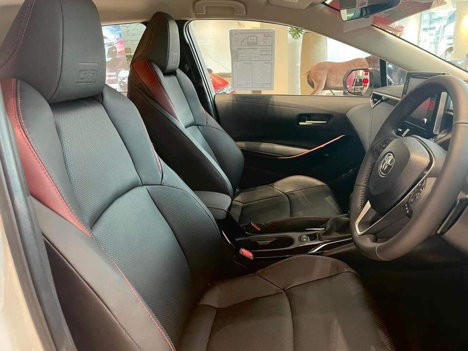 Ghế của Toyota Corolla Altis GR-S 2022 được bọc da 2 màu đen - đỏ Ghế của Toyota Corolla Altis GR-S 2022 được bọc da 2 màu đen - đỏ
