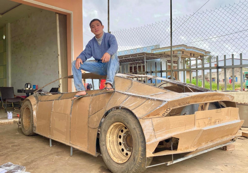 Thanh niên Krông Năng tự chế siêu xe Lamborghini Huracan từ bìa carton