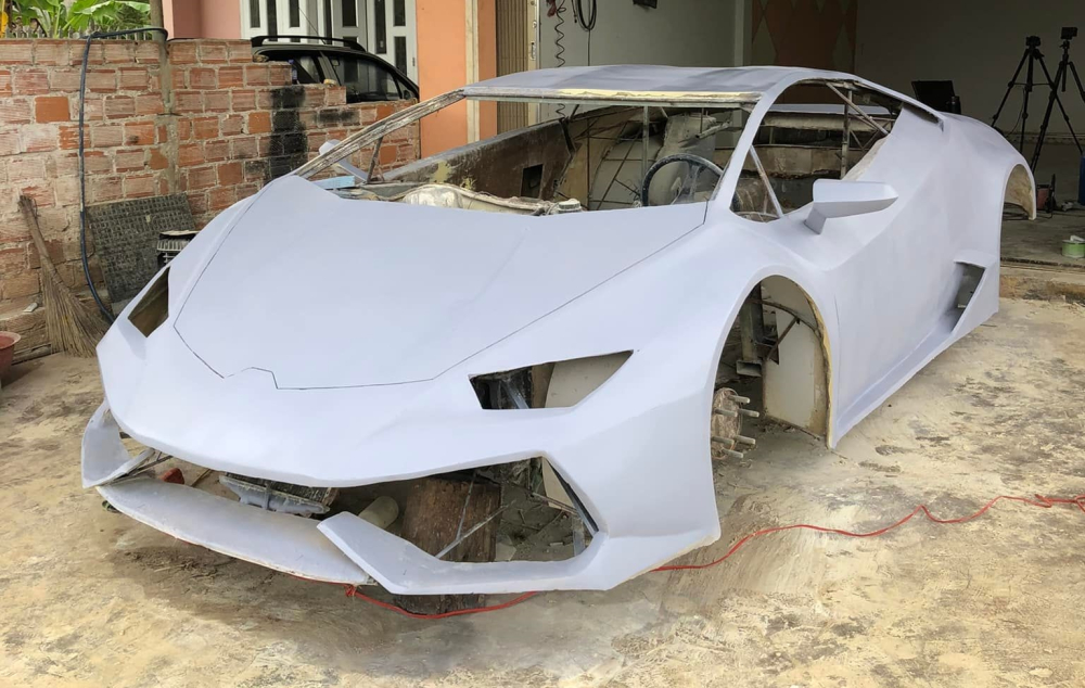 Thanh niên Krông Năng tự chế siêu xe Lamborghini Huracan từ bìa carton