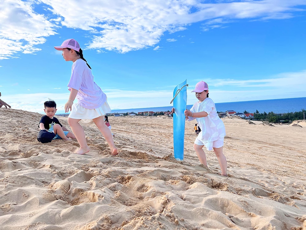 Trẻ con chơi cát và trượt cát thích lắm, đi tầm chiều nên không nắng gắt, mang theo ô nhưng ít phải che lắm.