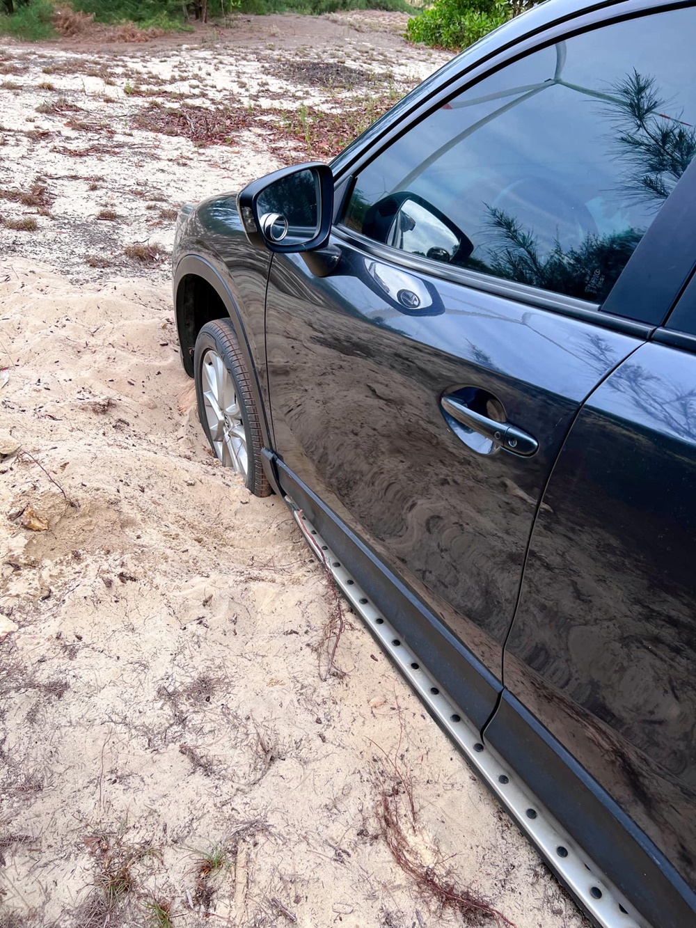 Chiếc xe Mazda CX-5 bị lún cát.