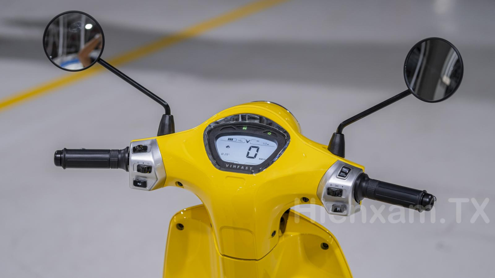 Phần đầu xe được trang bị đồng hồ điện tử hiển thị đa thông tin. Phần đầu xe được trang bị đồng hồ điện tử hiển thị đa thông tin.