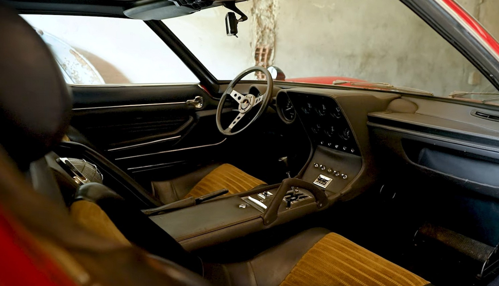 Nội thất vẫn còn khá nguyên vẹn của chiếc Lamborghini Miura 