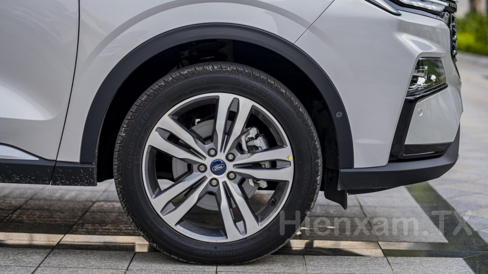 Ford Territory là một trong số ít những mẫu xe có tuỳ chọn vành 19 inch cỡ lớn. Ford Territory là một trong số ít những mẫu xe có tuỳ chọn vành 19 inch cỡ lớn.