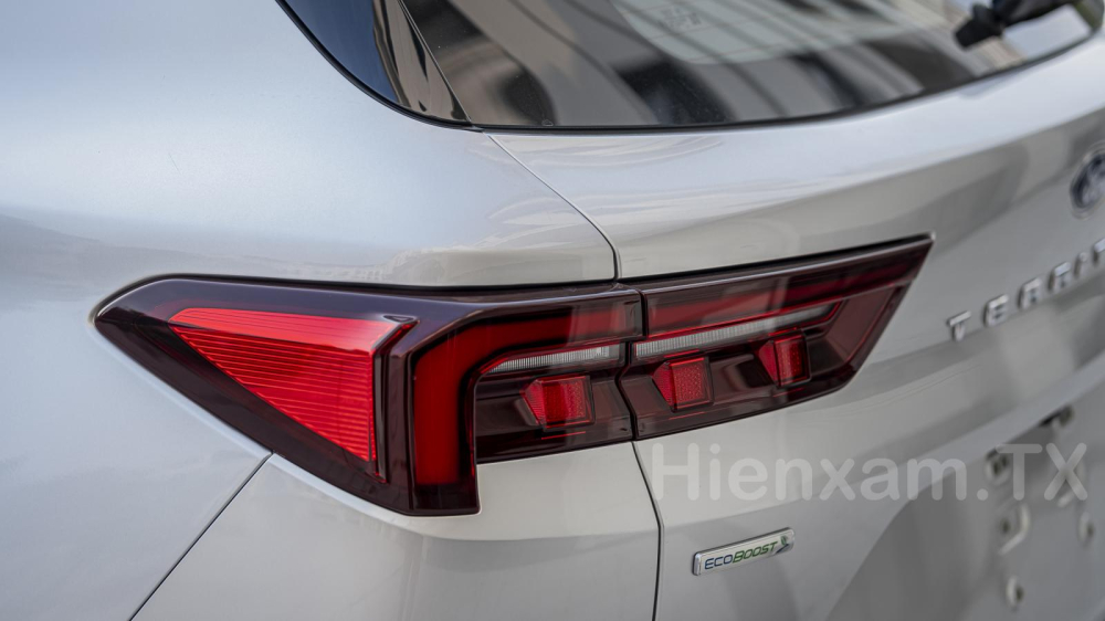 Thiết kế của đèn LED phía sau khá đồng bộ với thiết kế của dải đèn LED định vị ban ngày phía trước. Thiết kế của đèn LED phía sau khá đồng bộ với thiết kế của dải đèn LED định vị ban ngày phía trước.