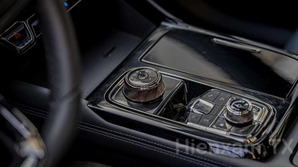 Ford Territory có bệ tì tay trung tâm được thiết kế gọn gàng với núm xoay chuyển số, phanh tay điện tử, auto hold, xạc không dây,... Ford Territory có bệ tì tay trung tâm được thiết kế gọn gàng với núm xoay chuyển số, phanh tay điện tử, auto hold, xạc không dây,...