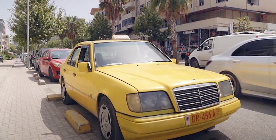 Chiếc Mercedes-Benz E-Class đời 1993 được dùng làm xe taxi tại Albania