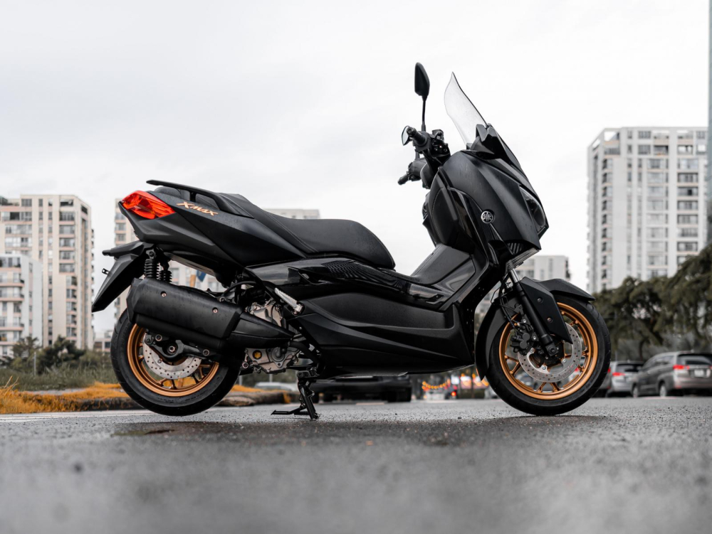 Among them, Yamaha Xmax 300 2022 has attracted a lot of attention as it is in the scooter segment under 330cc, with 2 main competitors being Honda SH 350i and Vespa GTS 300.