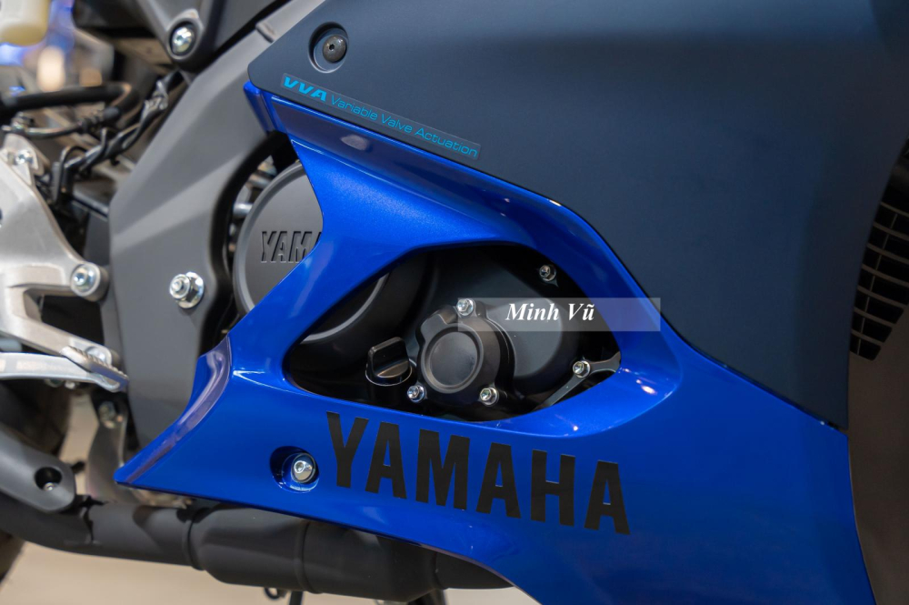 R15 sử dụng động cơ xy lanh đơn SOHC 155cc, làm mát bằng dung dịch với công nghệ piston nhôm nén trọng lượng nhẹ và xy lanh DiASil tỉ số nén cao, công nghệ van biến thiên (VVA) giúp xe tạo ra công suất tối đa lên đến 19 mã lực và mô men xoắn cực đại 15 Nm, theo Yamaha, R15 có thể hoàn thành quãng đường hơn 450 km cho bình xăng 11 lít.  R15 sử dụng động cơ xy lanh đơn SOHC 155cc, làm mát bằng dung dịch với công nghệ piston nhôm nén trọng lượng nhẹ và xy lanh DiASil tỉ số nén cao, công nghệ van biến thiên (VVA) giúp xe tạo ra công suất tối đa lên đến 19 mã lực và mô men xoắn cực đại 15 Nm, theo Yamaha, R15 có thể hoàn thành quãng đường hơn 450 km cho bình xăng 11 lít.