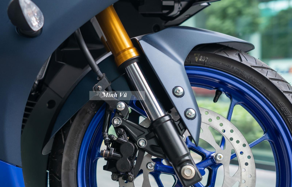 Hệ thống treo trên xe bao gồm cặp phuộc trước hành trình ngược KYB đi kèm cùm phanh Nissin 2-piston với đĩa phanh kích thước lớn 282mm.  Hệ thống treo trên xe bao gồm cặp phuộc trước hành trình ngược KYB đi kèm cùm phanh Nissin 2-piston với đĩa phanh kích thước lớn 282mm.