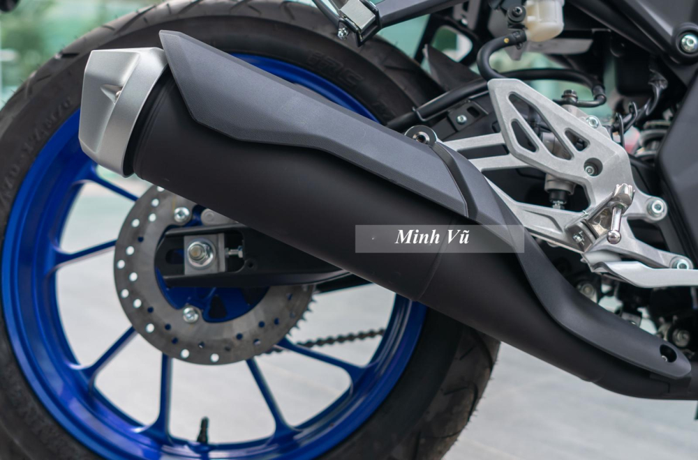 Trên R15M còn được trang bị hệ thống kiểm soát lực kéo (TCS) giúp tăng độ bám đường của bánh sau, bộ ly hợp hỗ trợ và chống trượt trên R15M lại được tiếp sức với công nghệ sang số nhanh Quick Shifter, giúp người lái có thể sang số dễ dàng mà không cần cắt côn, được kích hoạt tại vận tốc lớn hơn 20 km/h và vòng tua máy đạt trên 2.000 vòng/phút khi xe đang tăng tốc. Trên R15M còn được trang bị hệ thống kiểm soát lực kéo (TCS) giúp tăng độ bám đường của bánh sau, bộ ly hợp hỗ trợ và chống trượt trên R15M lại được tiếp sức với công nghệ sang số nhanh Quick Shifter, giúp người lái có thể sang số dễ dàng mà không cần cắt côn, được kích hoạt tại vận tốc lớn hơn 20 km/h và vòng tua máy đạt trên 2.000 vòng/phút khi xe đang tăng tốc.