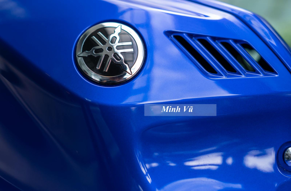 Phần bình xăng Yamaha R15 2022 được làm góc cạnh với phần lõm mới giúp tối ưu tư thế ngồi hơn trước, kết hợp cùng đuôi xe được vuốt nhọn và sự chăm chút cho khung sườn của xe mang lại cảm giác hoàn thiện cao cấp.   Phần bình xăng Yamaha R15 2022 được làm góc cạnh với phần lõm mới giúp tối ưu tư thế ngồi hơn trước, kết hợp cùng đuôi xe được vuốt nhọn và sự chăm chút cho khung sườn của xe mang lại cảm giác hoàn thiện cao cấp.