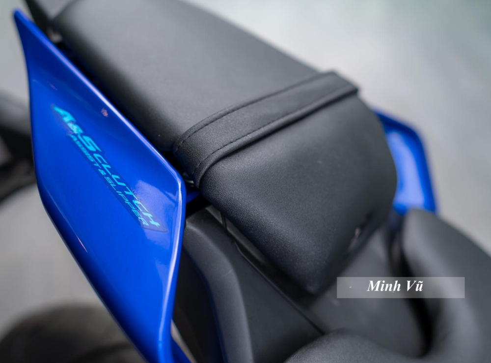 Dù chiều cao yên không có sự thay đổi nhưng R15 2022 mới có thiết kế thon gọn hơn, giúp các khách hàng dưới 1m70 vẫn có thể làm chủ xe dễ dàng. Ghi đông và gác chân trên R15 mới cũng đã được điều chỉnh, giúp tăng độ thoải mái nhưng vẫn thể thao. Dù chiều cao yên không có sự thay đổi nhưng R15 2022 mới có thiết kế thon gọn hơn, giúp các khách hàng dưới 1m70 vẫn có thể làm chủ xe dễ dàng. Ghi đông và gác chân trên R15 mới cũng đã được điều chỉnh, giúp tăng độ thoải mái nhưng vẫn thể thao.