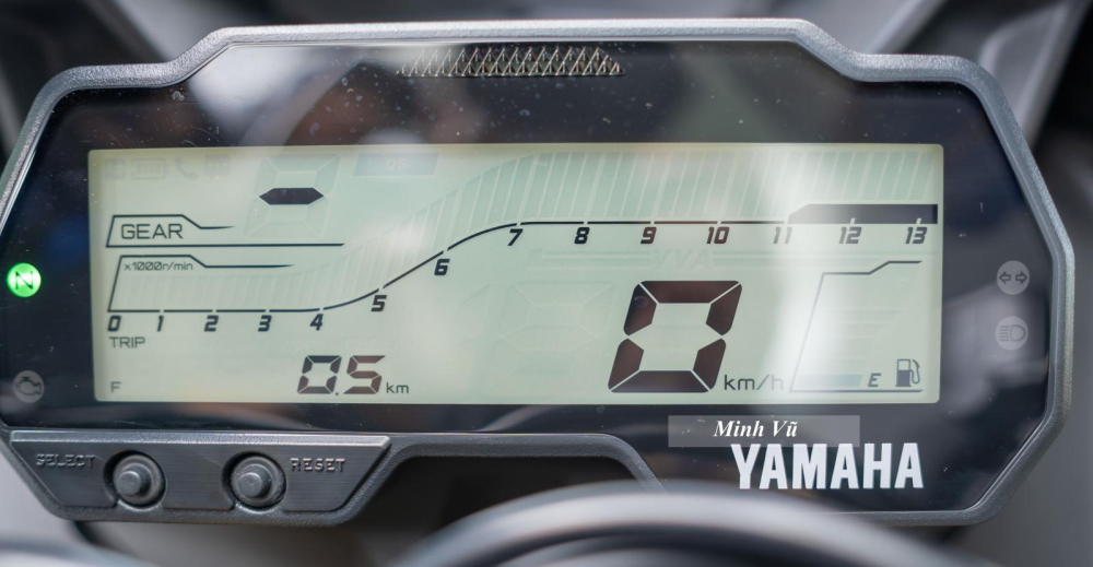 Đồng hồ LCD xe Yamaha R15 2022 dạng toàn phần, ngoài hiển thị các thông số cơ bản của xe mô tô, màn hình này còn có khả năng kết nối điện thoại Y-Connect giúp biker có thể kiểm tra cuộc gọi, tin nhắn, phần trăm pin điện thoại...  Đồng hồ LCD xe Yamaha R15 2022 dạng toàn phần, ngoài hiển thị các thông số cơ bản của xe mô tô, màn hình này còn có khả năng kết nối điện thoại Y-Connect giúp biker có thể kiểm tra cuộc gọi, tin nhắn, phần trăm pin điện thoại...